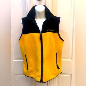 Abercrombie Vest. Zip up the front and two zippered pockets! Comfy and Warm 🥰